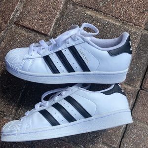 Adidas sneakers Unisex (Mens size 5) EUC Very comfortable!